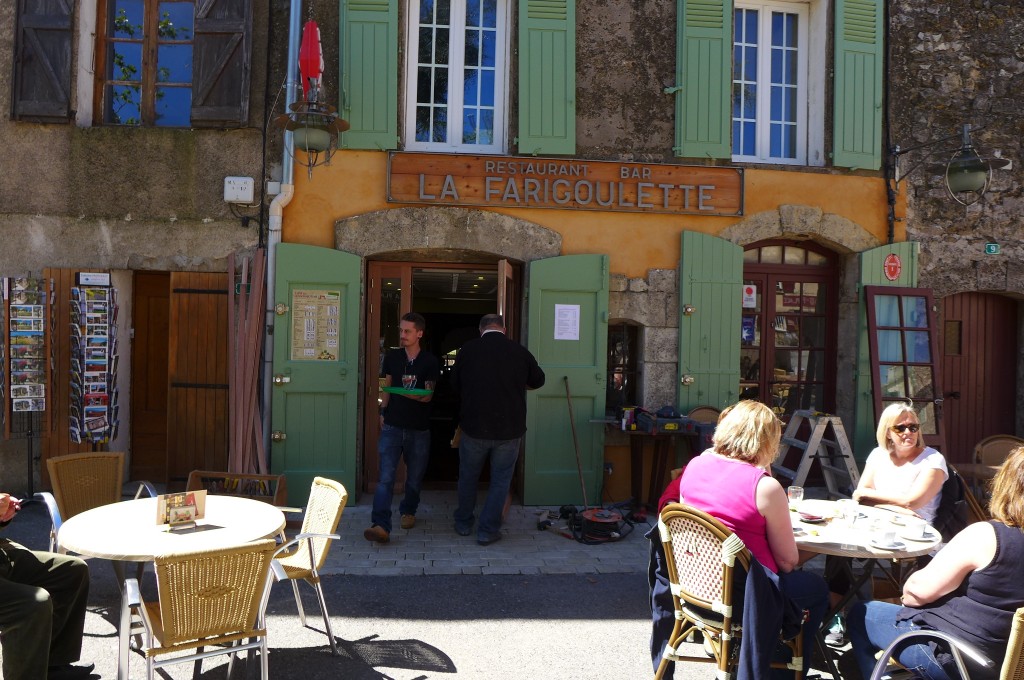 Façade sur la place © GP
