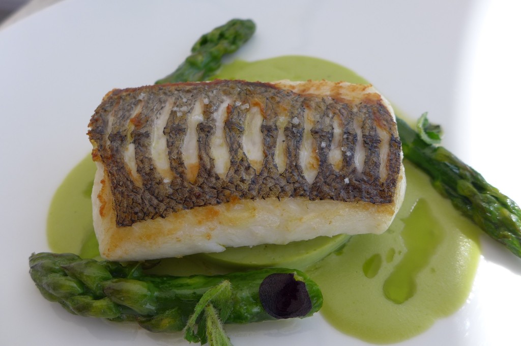 Merlu et asperges © GP