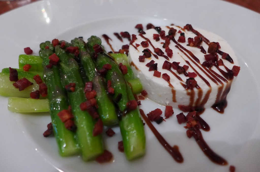 Asperges et flan de lait fermenté © GP
