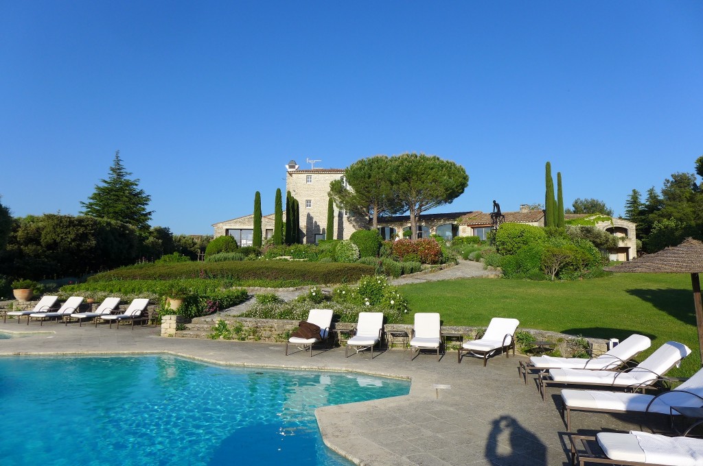 La Bastide vue de la piscine © GP