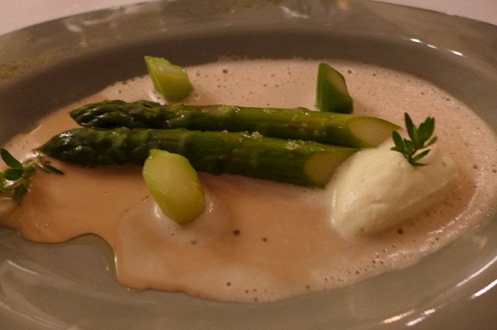 Asperges et jus à la spiruline © GP