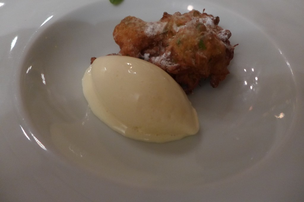 Glace à l'aspérule et beignet de fleur d'acacia © GP