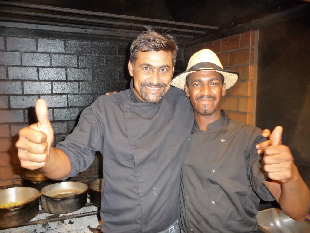 Le chef Virassamy-Macé et son cuisinier au feu de bois © TK