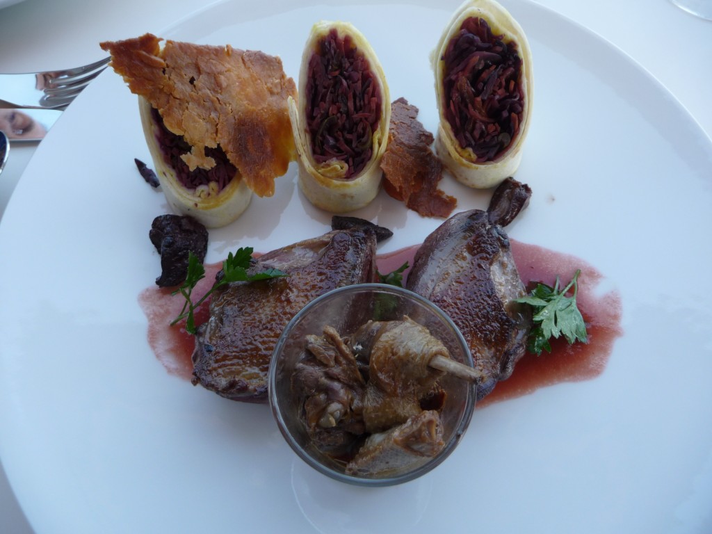 Pigeon des Avirons laqué au goyavier, Wraps d'achards de légumes au chou rouge © TK