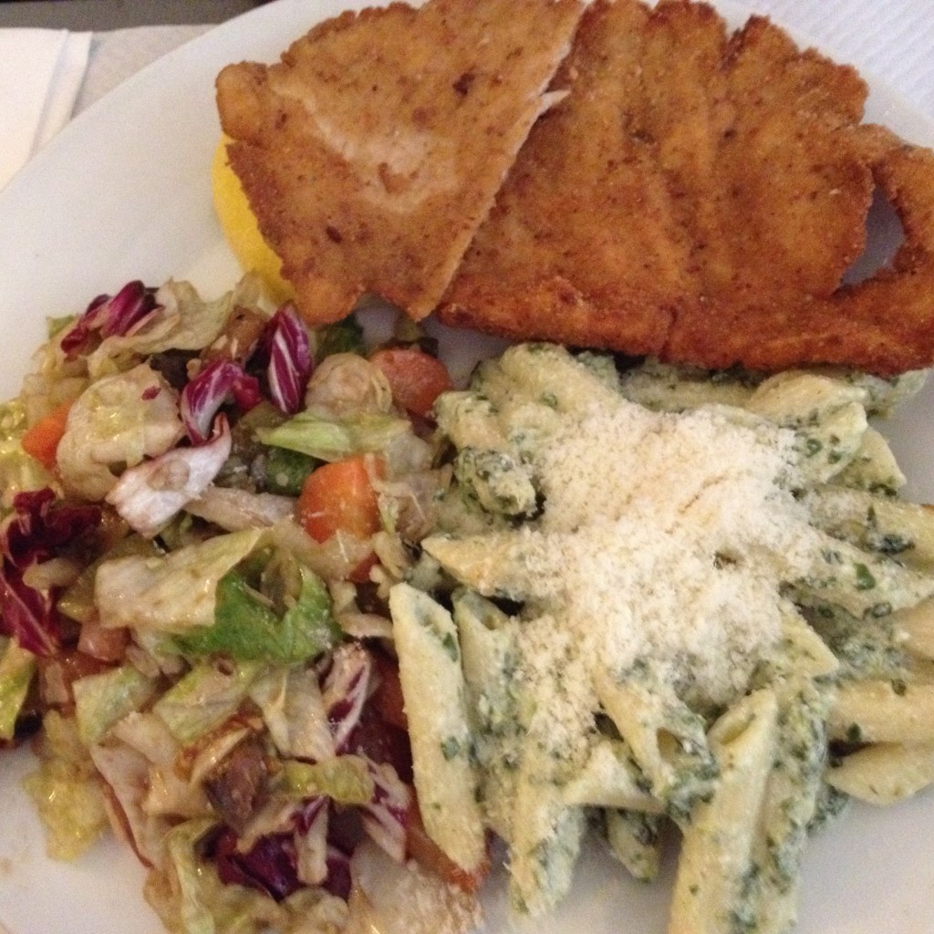 Escalope, salade et pâtes © LS