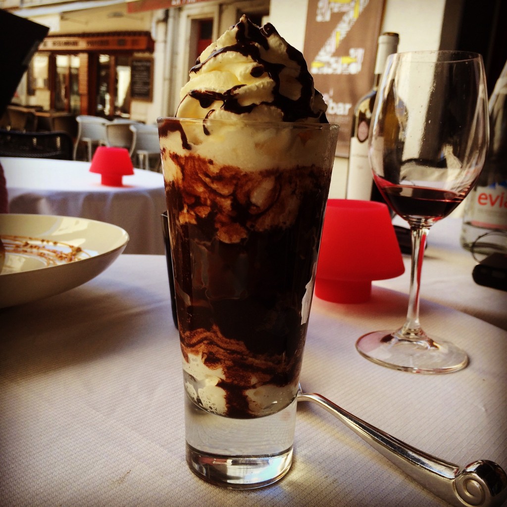 Glace vanille, brownie, chocolat, chantilly © GP