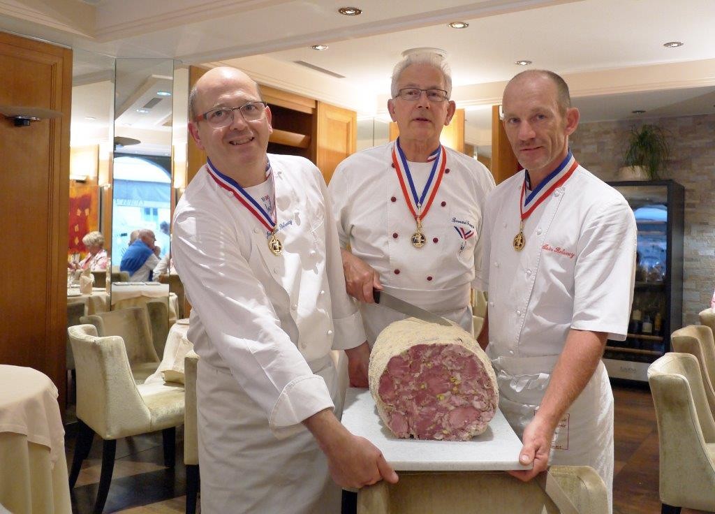 Jacques, Bernard Marie, Alain et la tête roulée © AA