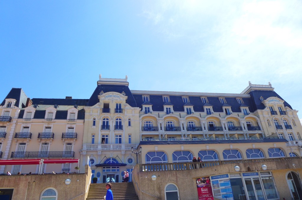 Le grand hôtel vu de la plage © GP