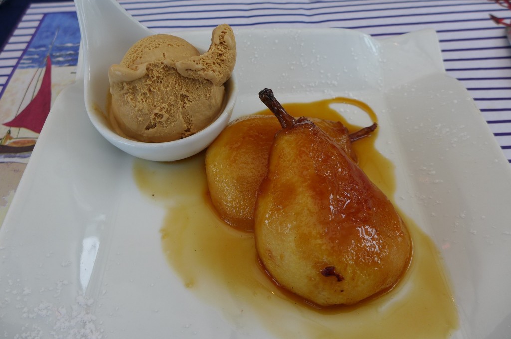 Poire pochée, glace caramel © GP