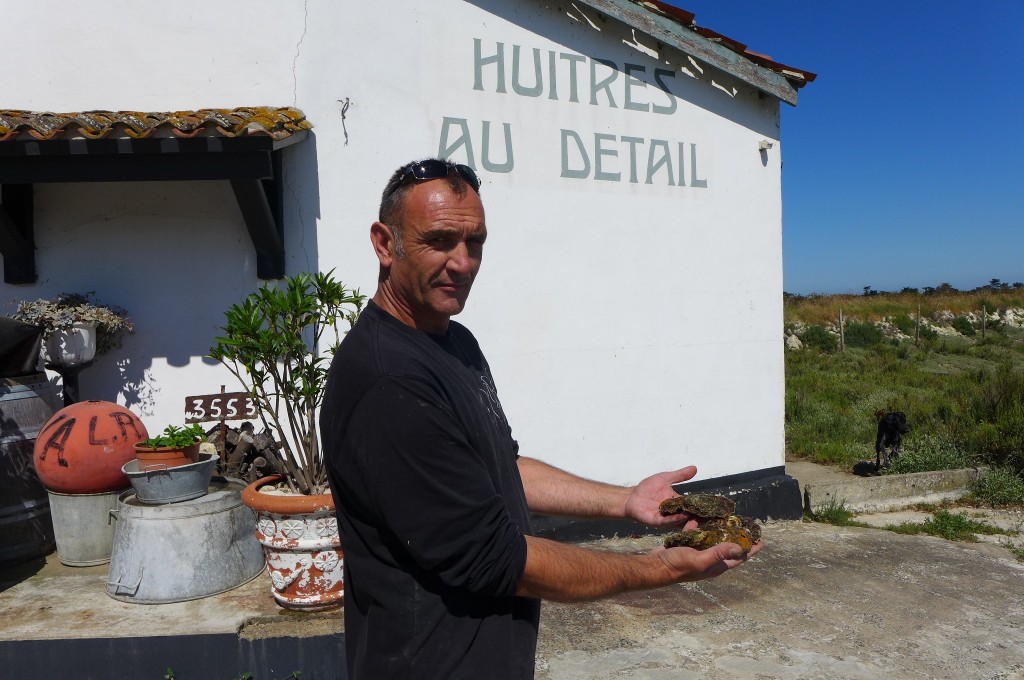 Pascal devant chez lui © GP