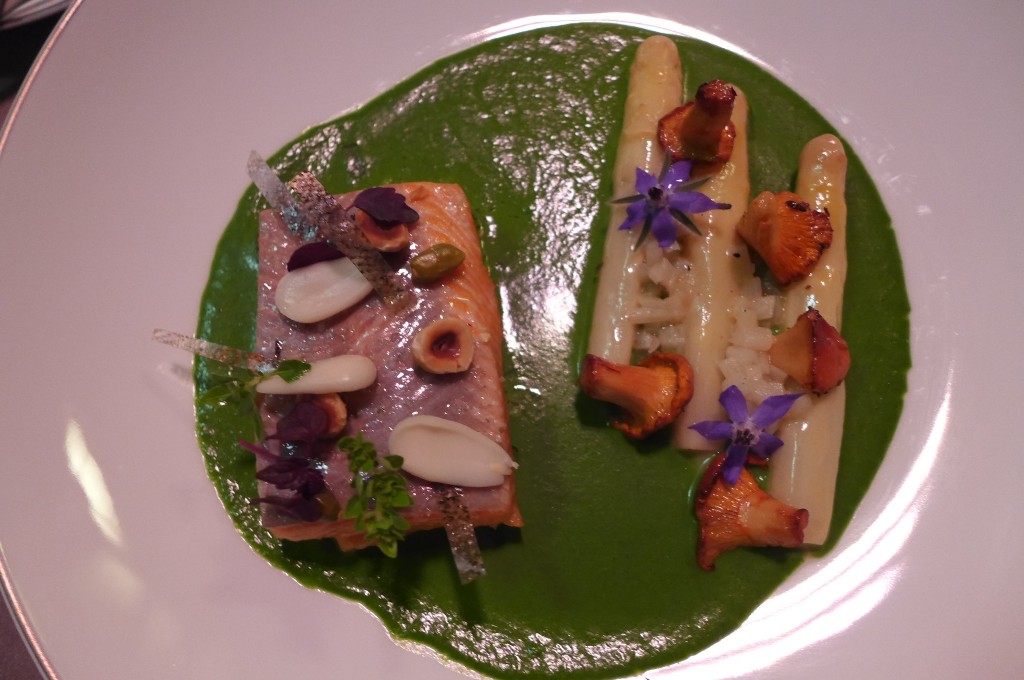 Truite confite avec asperge blanche et émulsion cresson-livèche © GP