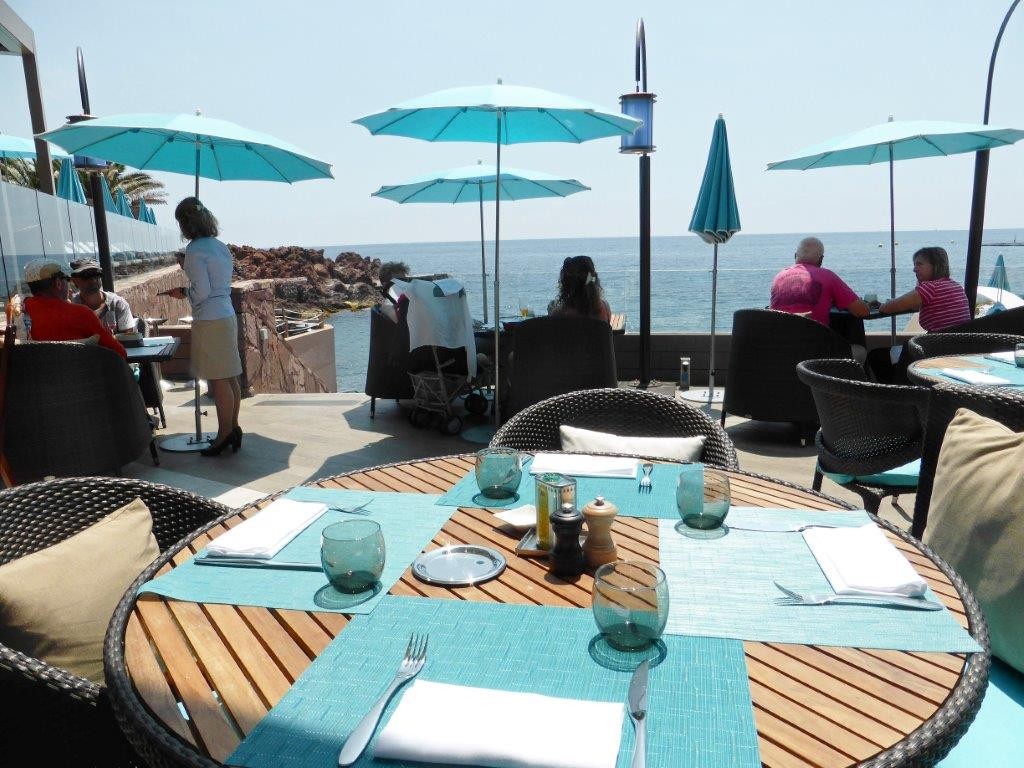 Une table vue mer © AA