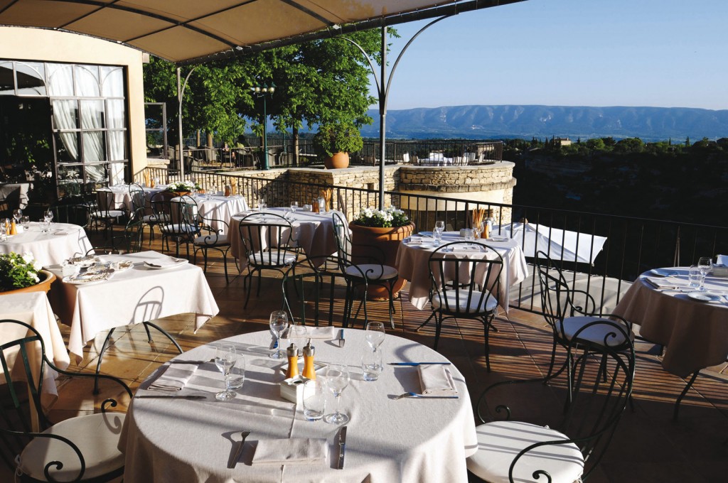 En terrasse à Gordes © DR