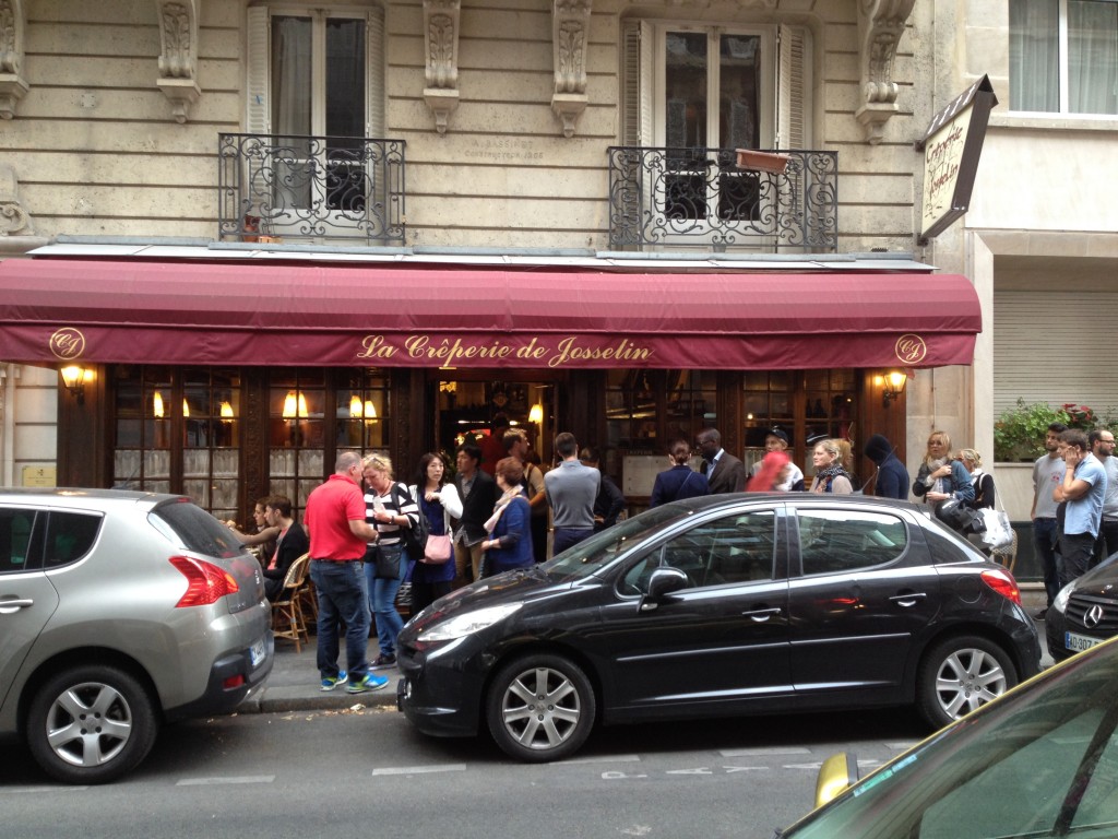 La queue dans la rue © GP