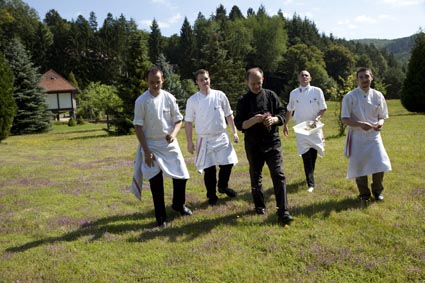 Jean-Georges et ses cuisiniers à l'Arnsbourg ©  Maurice Rougemont