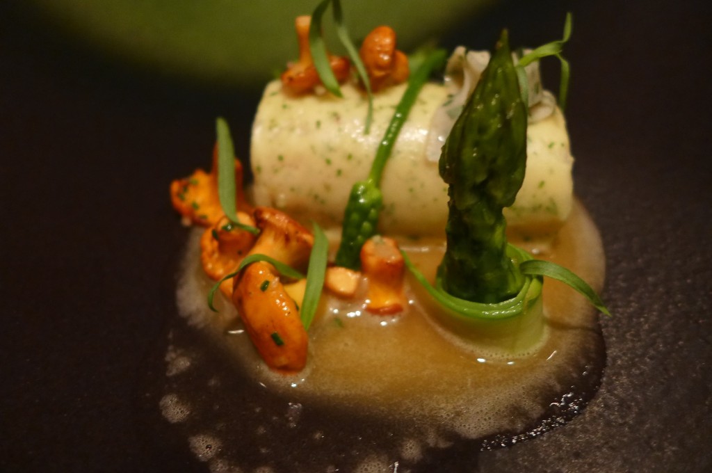 Pur brochet, asperges, girolles © GP