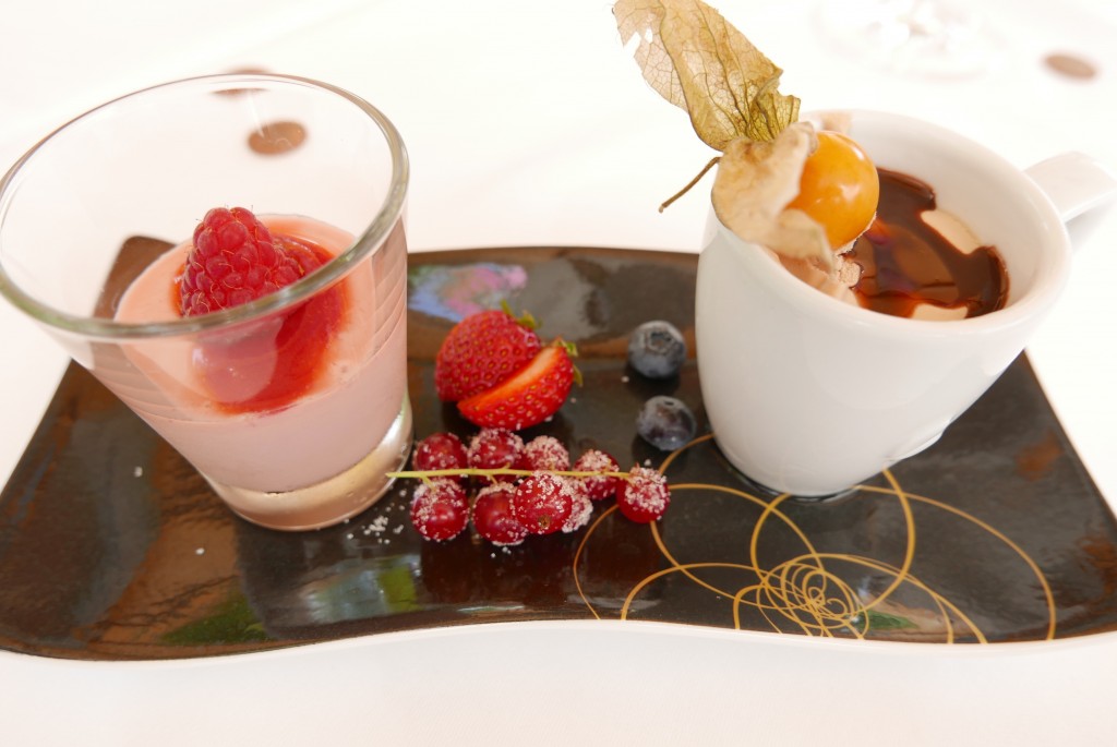 Yaourt aux fraises et glacé café © GP