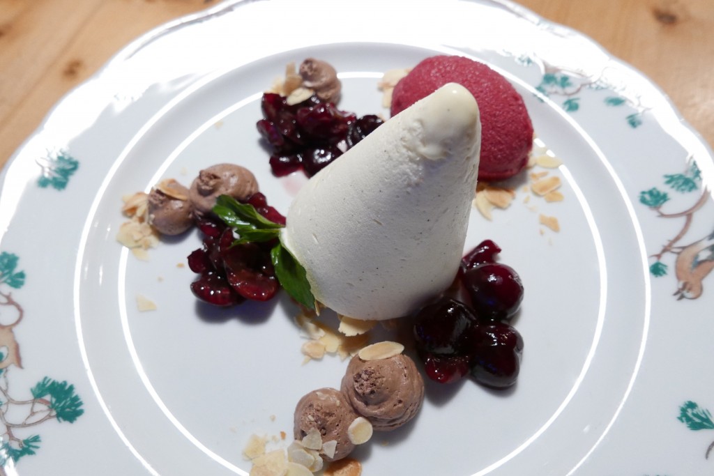 Parfait glacé à la vanille et griottes © GP