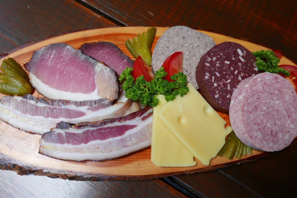 Planche de charcuteries maison © GP