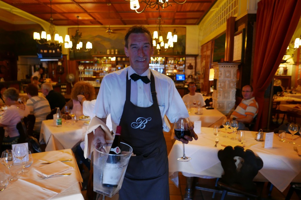 Le service du vin © GP
