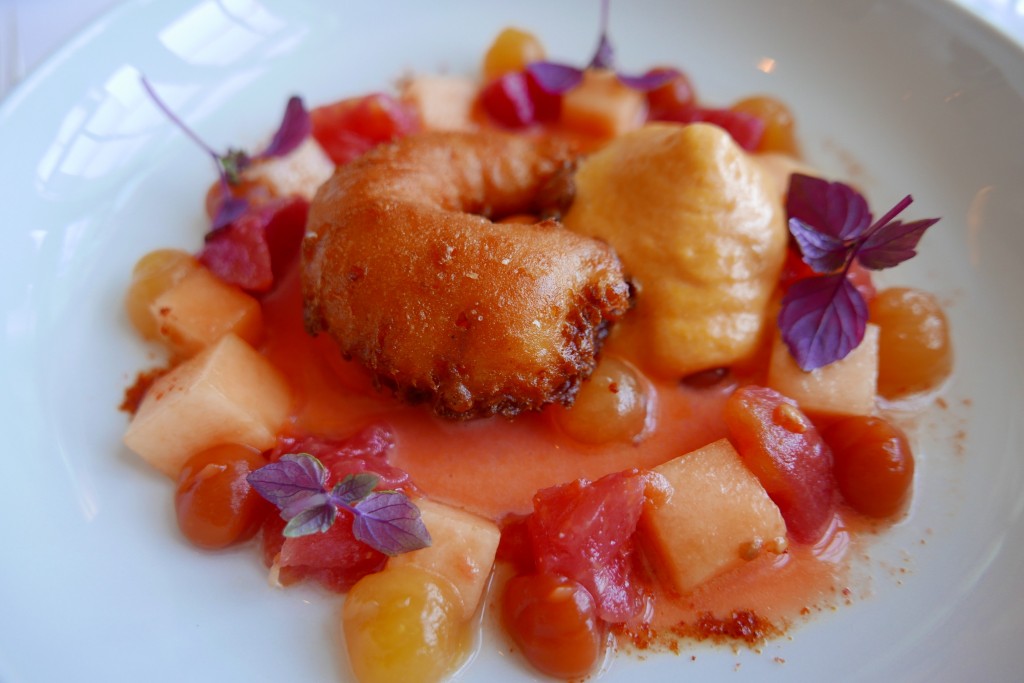 Crevettes en tempura, melon, tomate © GP
