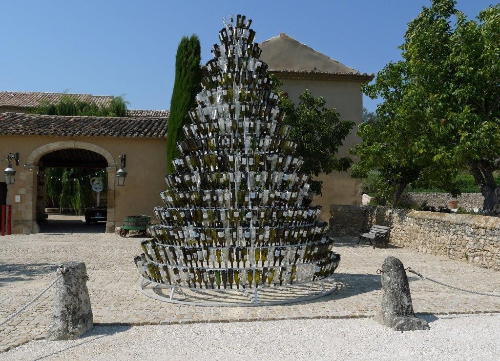 La pyramide aux mille bouteilles © AA