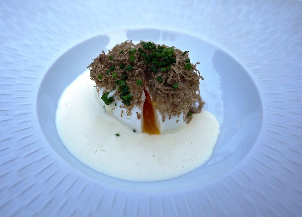 L'œuf bio, truffe d'été, parmesan © AA
