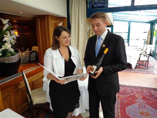 Caroline Van Maenen et le sommelier Hervé Schmitt au Relais de la Poste © GP