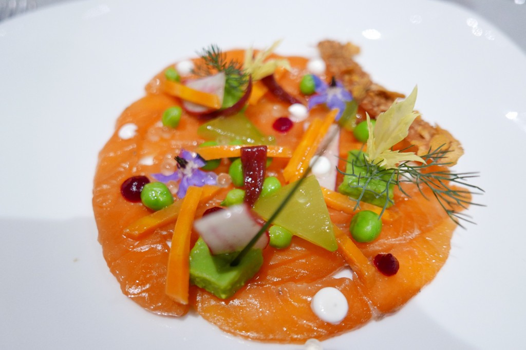 Saumon façon gravlax et légumes en texture © GP