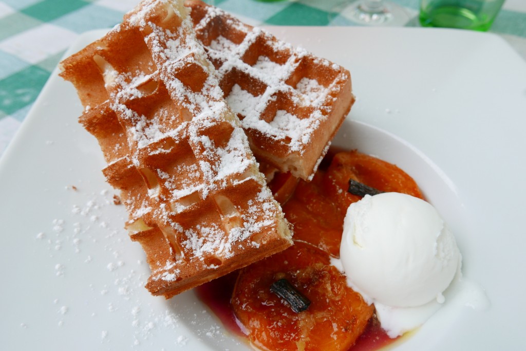 Gaufres minute, compote d'abricot, glace yaourt © GP