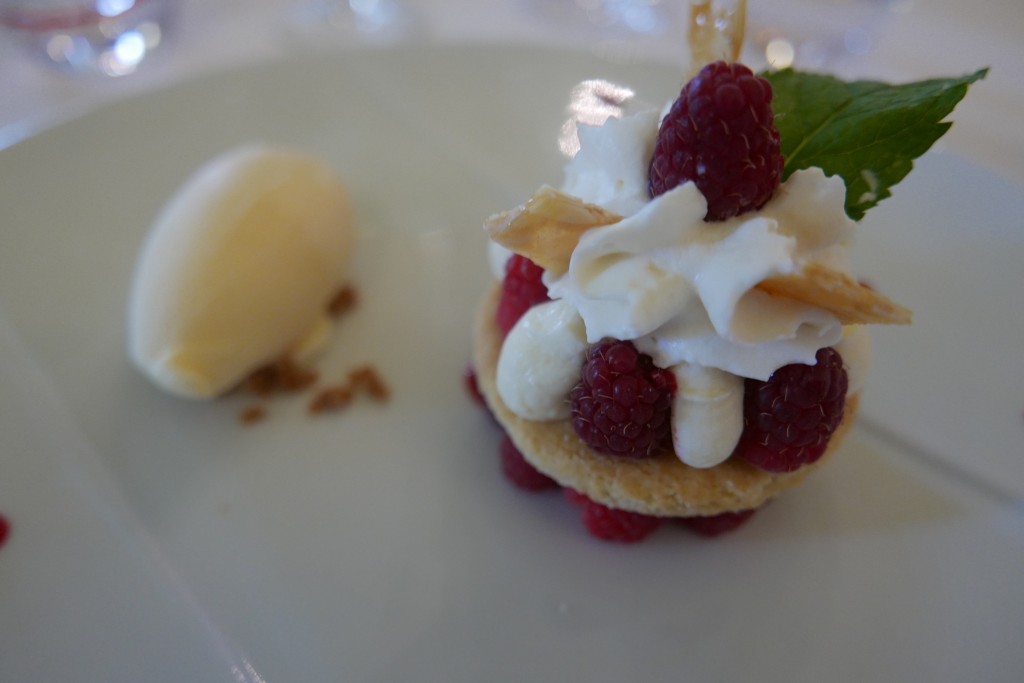 Framboises melba, glace et sablé © GP
