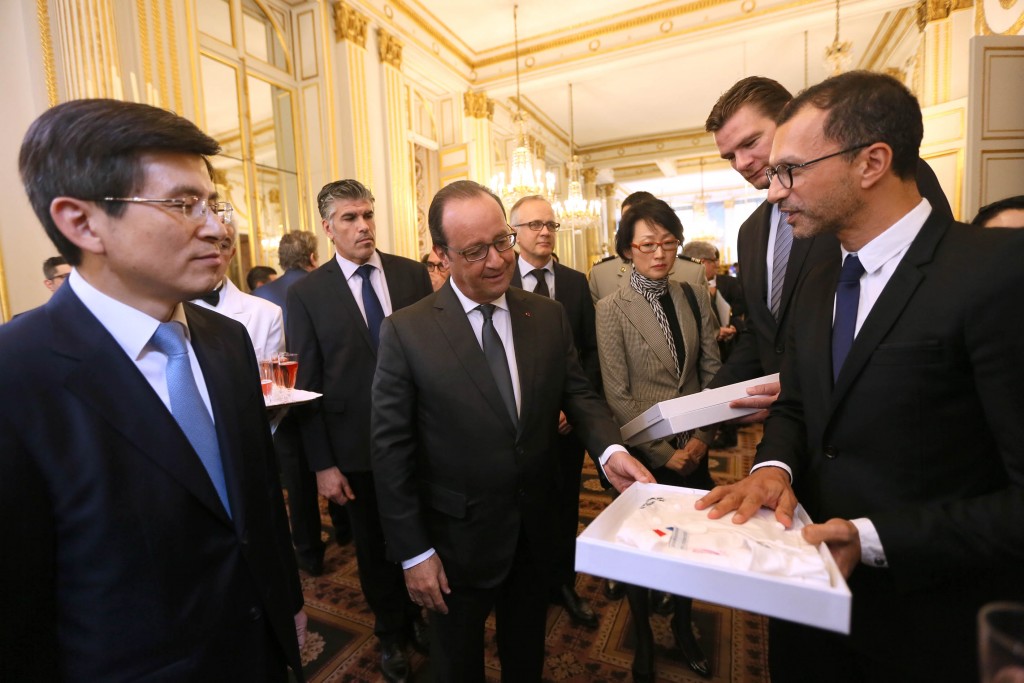 Lionel Choukroun remet une veste de chef à François Hollande © DR