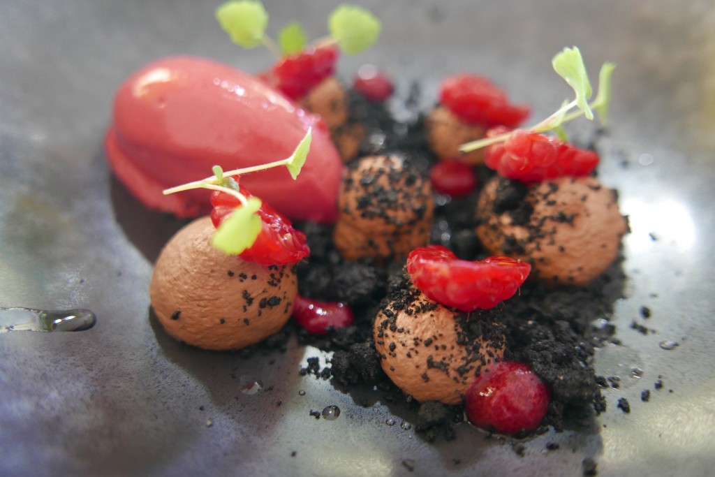 Framboises, crumble d'olive, chocolat  © GP