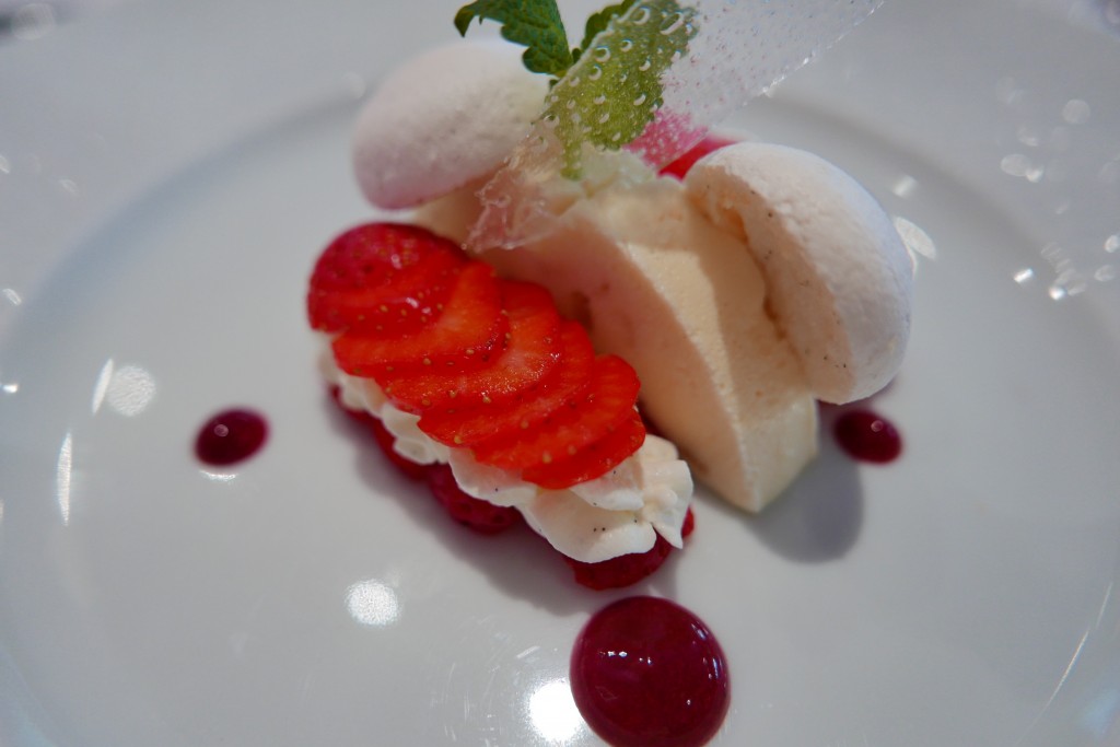 Vacherin ivoire aux fraises © GP