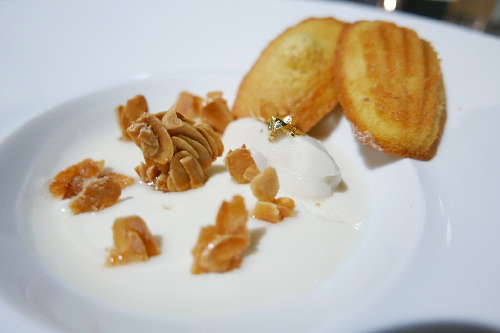 Blanc manger et ses madeleines © GP