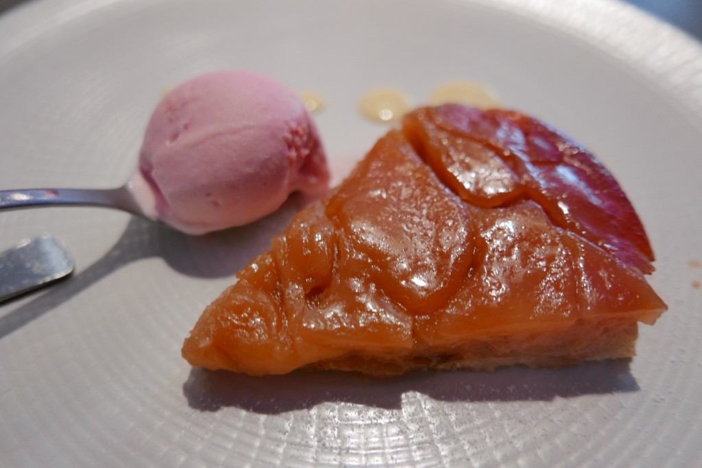 Tarte Tatin et glace aux biscuits roses de Reims © GP