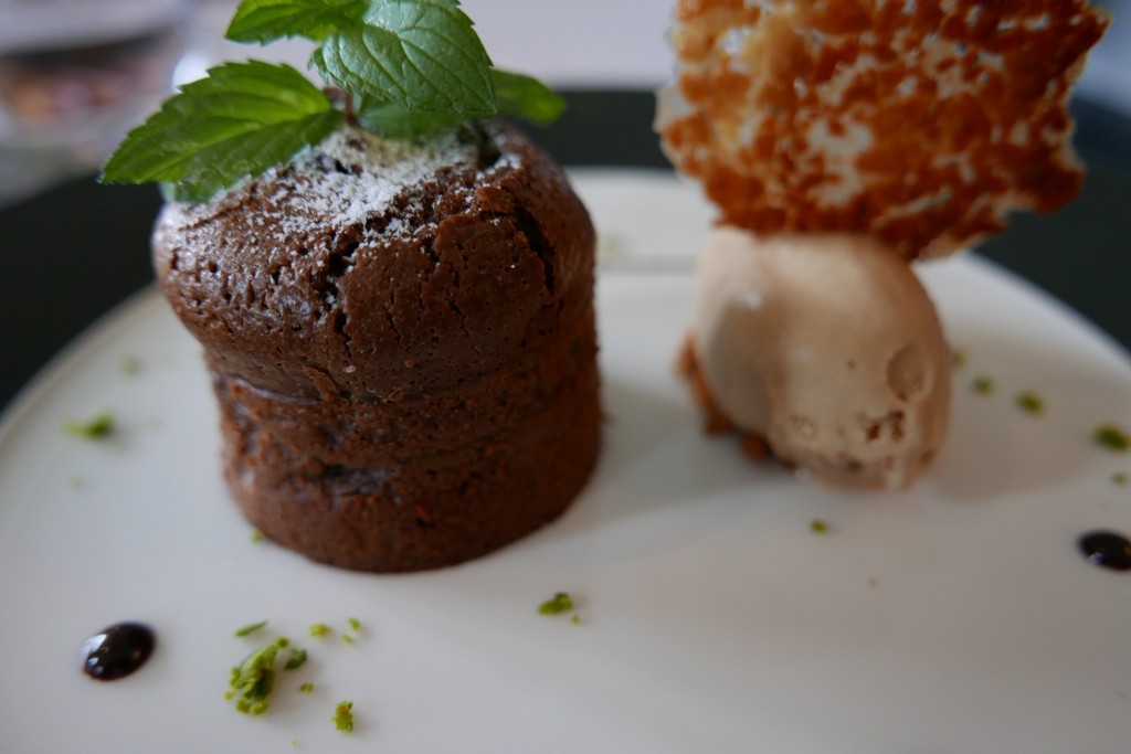 Fondant au chocolat et glace caramel au beurre salé © GP