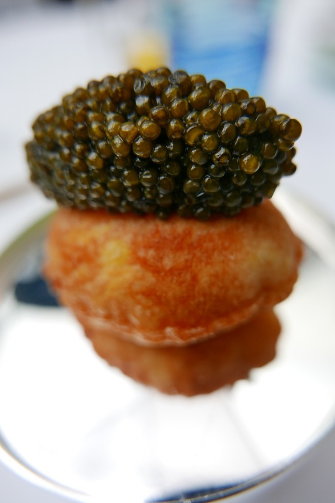 Pomme soufflée farcie de crustacé au caviar © GP