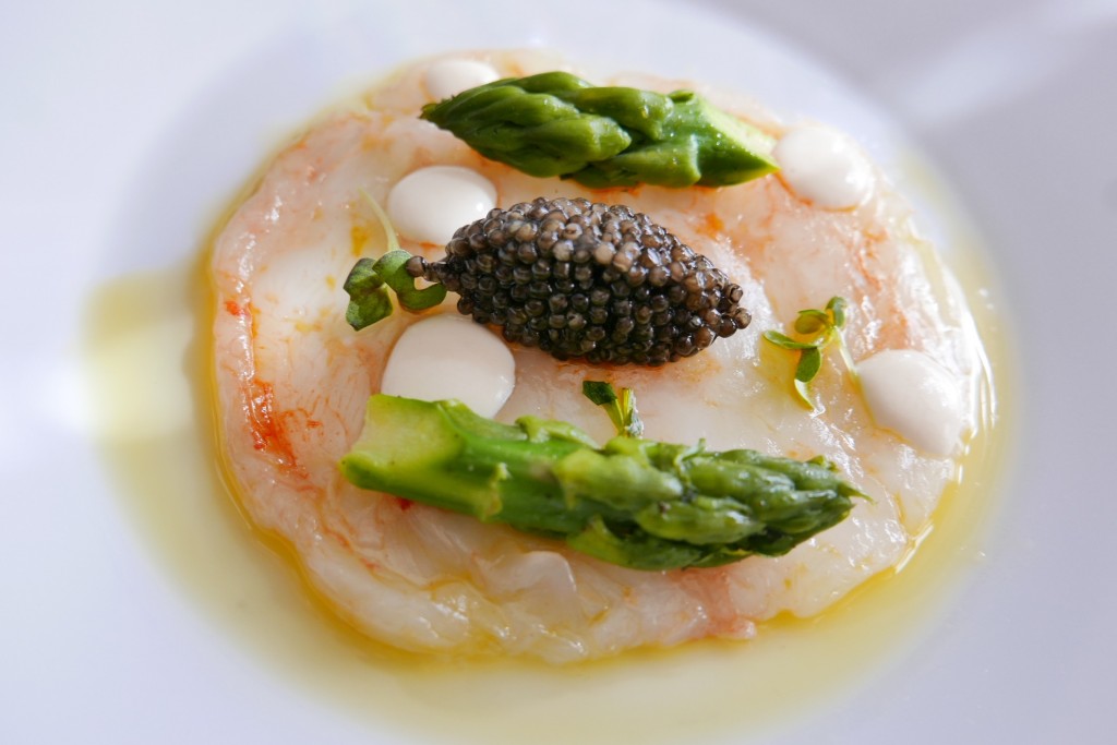 Carpaccio de langoustines, asperges, caviar © GP