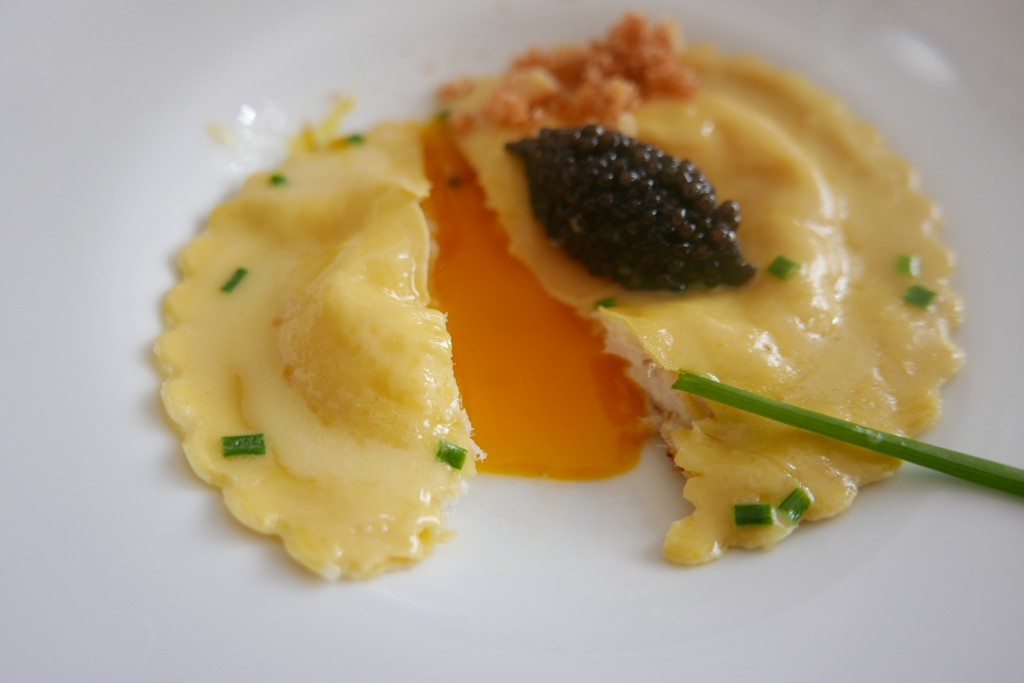 Ravoli à l'oeuf et caviar (après) © GP