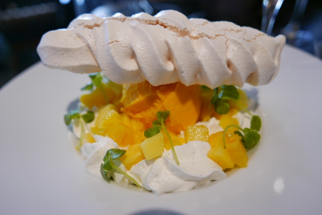 Pavlova aux fruits exotiques © GP