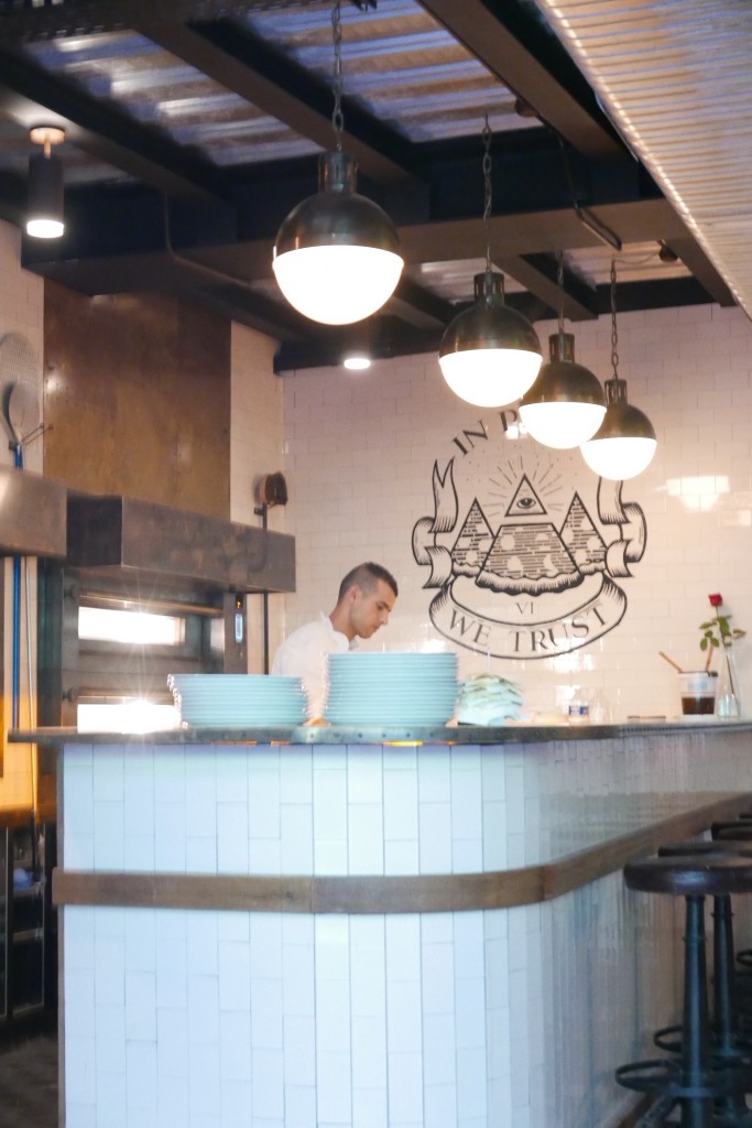 Le pizzaiolo au travail © GP
