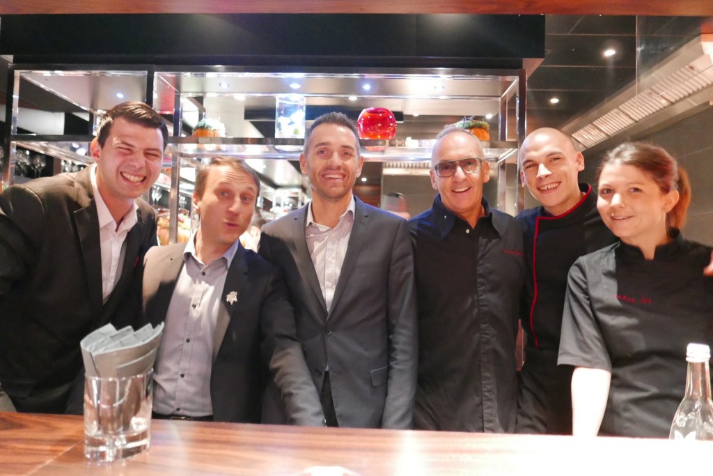 Une partie de l'équipe au comptoir © GP