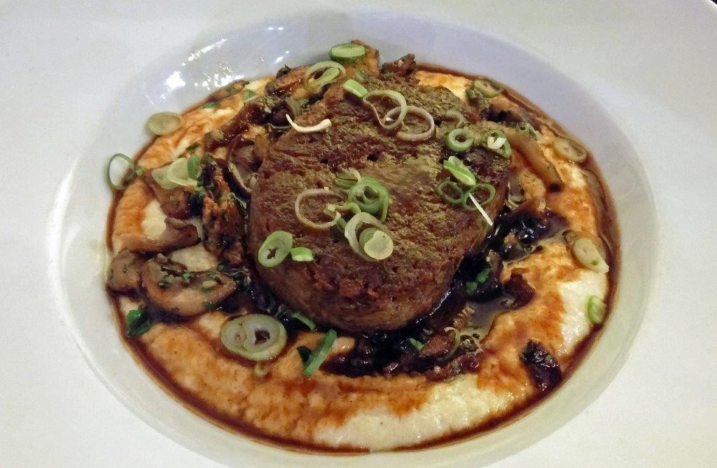 Epaule d'agneau et polenta © AA
