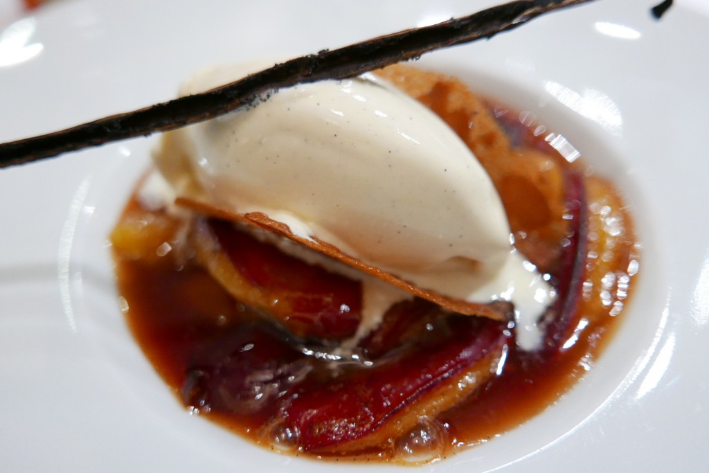Poêlée de quetsches, glace vanille © GP