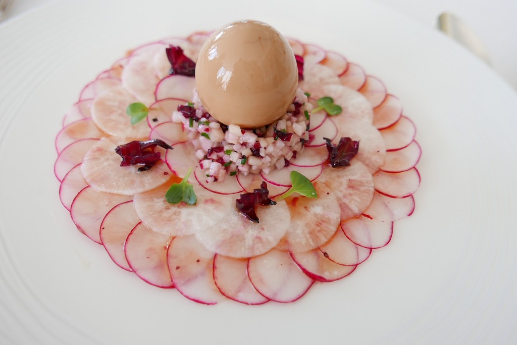 Oeuf coulant et radis © GP