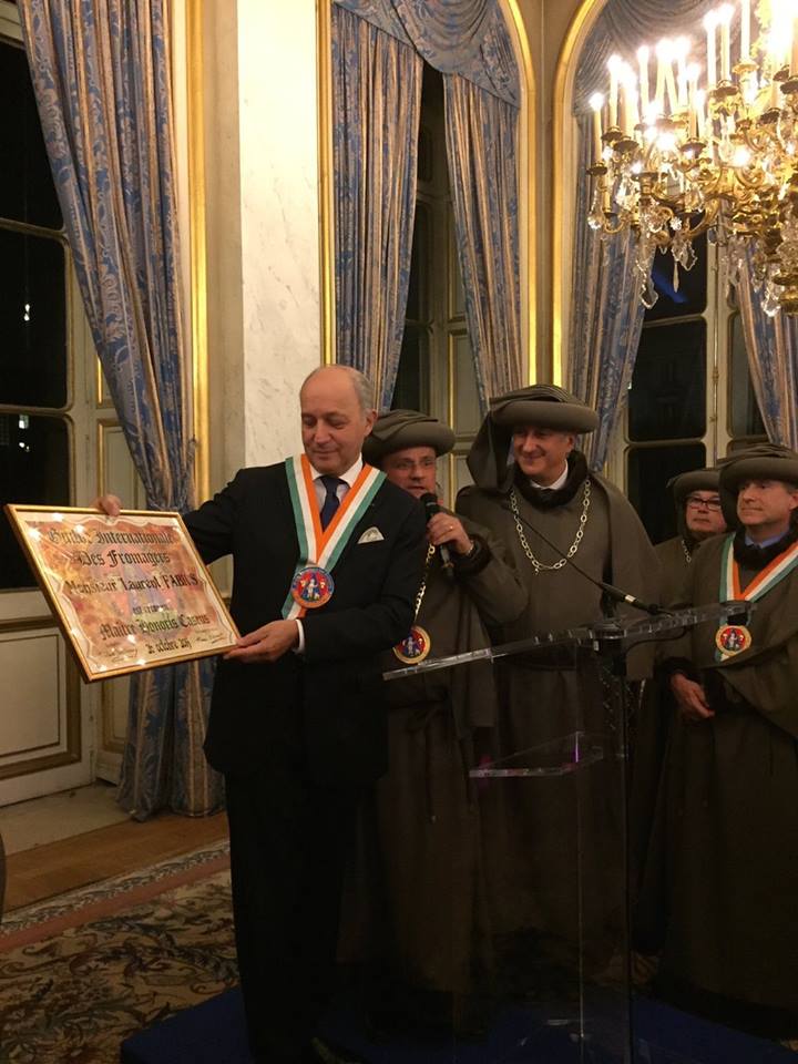 Fabius et son diplôme © DR
