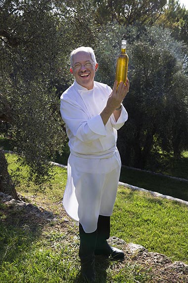 Jacques Chibois avec son huile d'olive © Maurice Rougemont