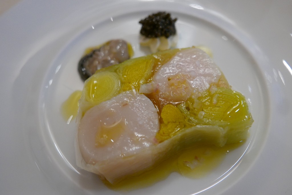 Terrine de saint jacques, poireaux, huitres, caviar © GP