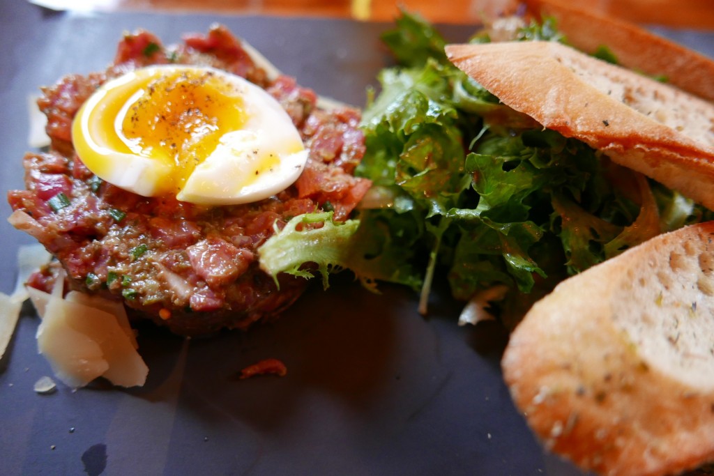 Tartare de boeuf et oeuf poché © GP